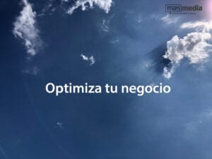 Cielo azul con nubes y texto: optimiza tu negocio
